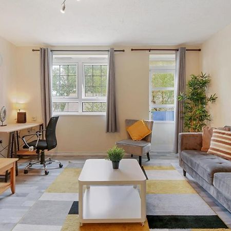 סאטון The Serene 2-Bedroom Flat W Free Street Parking מראה חיצוני תמונה