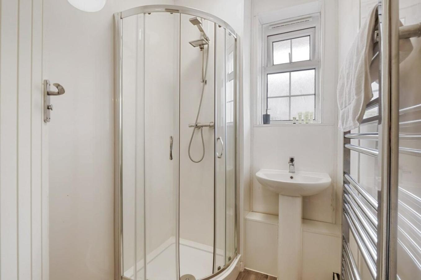 סאטון The Serene 2-Bedroom Flat W Free Street Parking מראה חיצוני תמונה