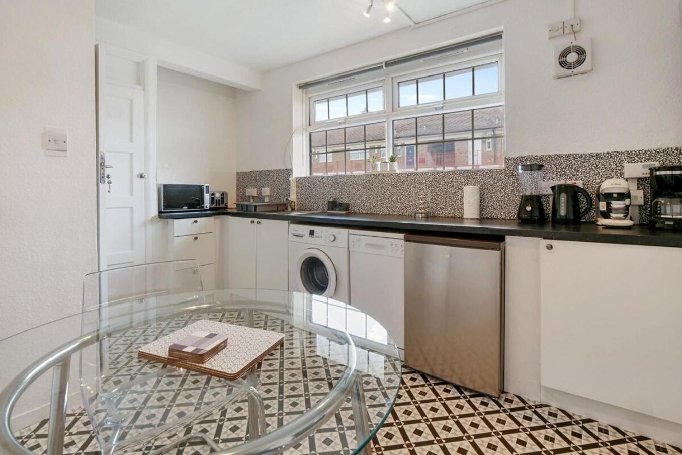 סאטון The Serene 2-Bedroom Flat W Free Street Parking מראה חיצוני תמונה